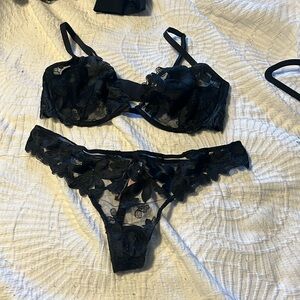 NWT amazing set bra 36 D fits snug panties are a large Victoria secret